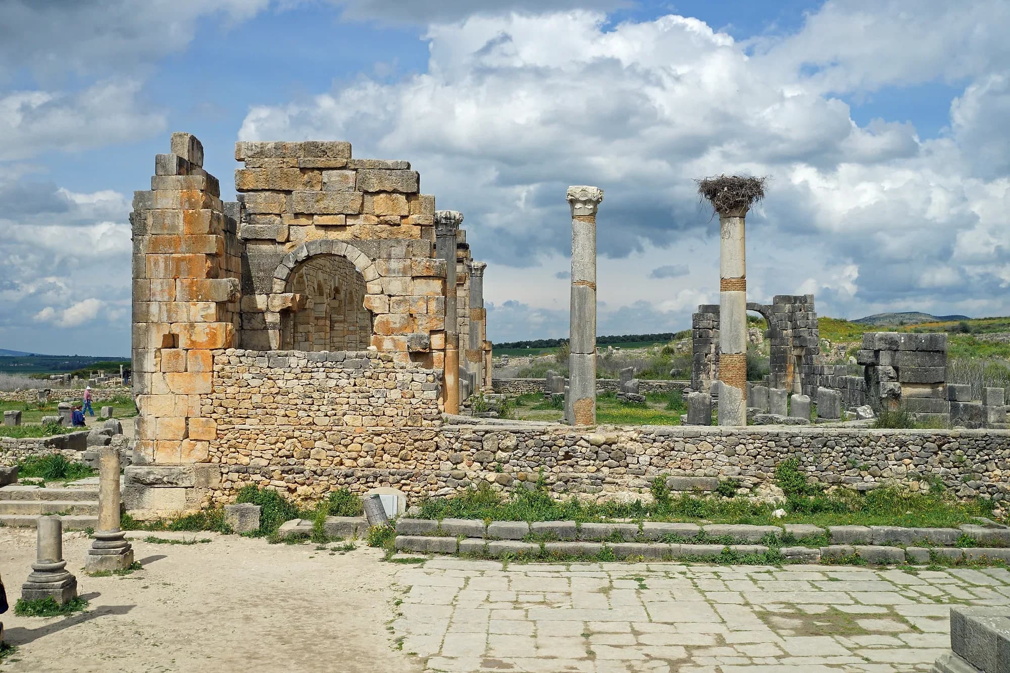 Restos de la basílica y columnas del capitolio en las ruinas romanas de Volubilis