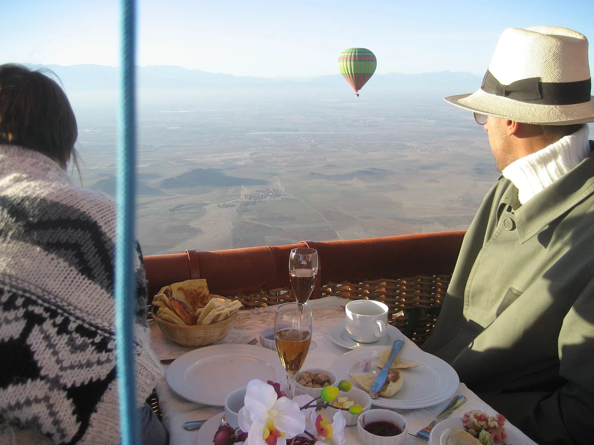 Globo aerostático sobrevolando el campo cerca de Marrakech