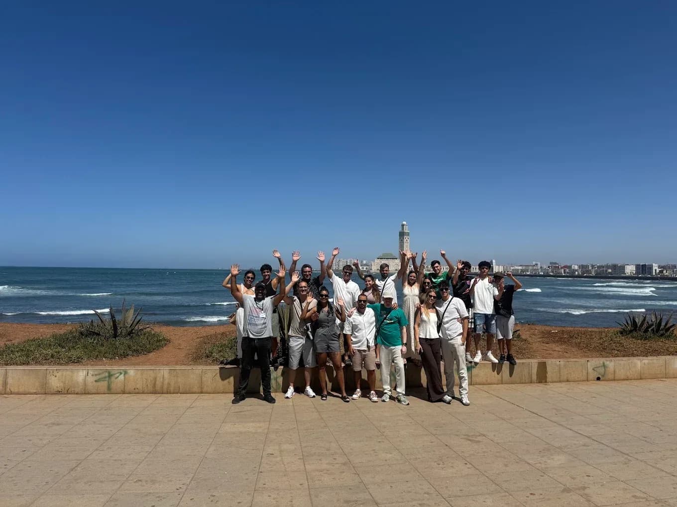 Grupo de viajeros junto al mar