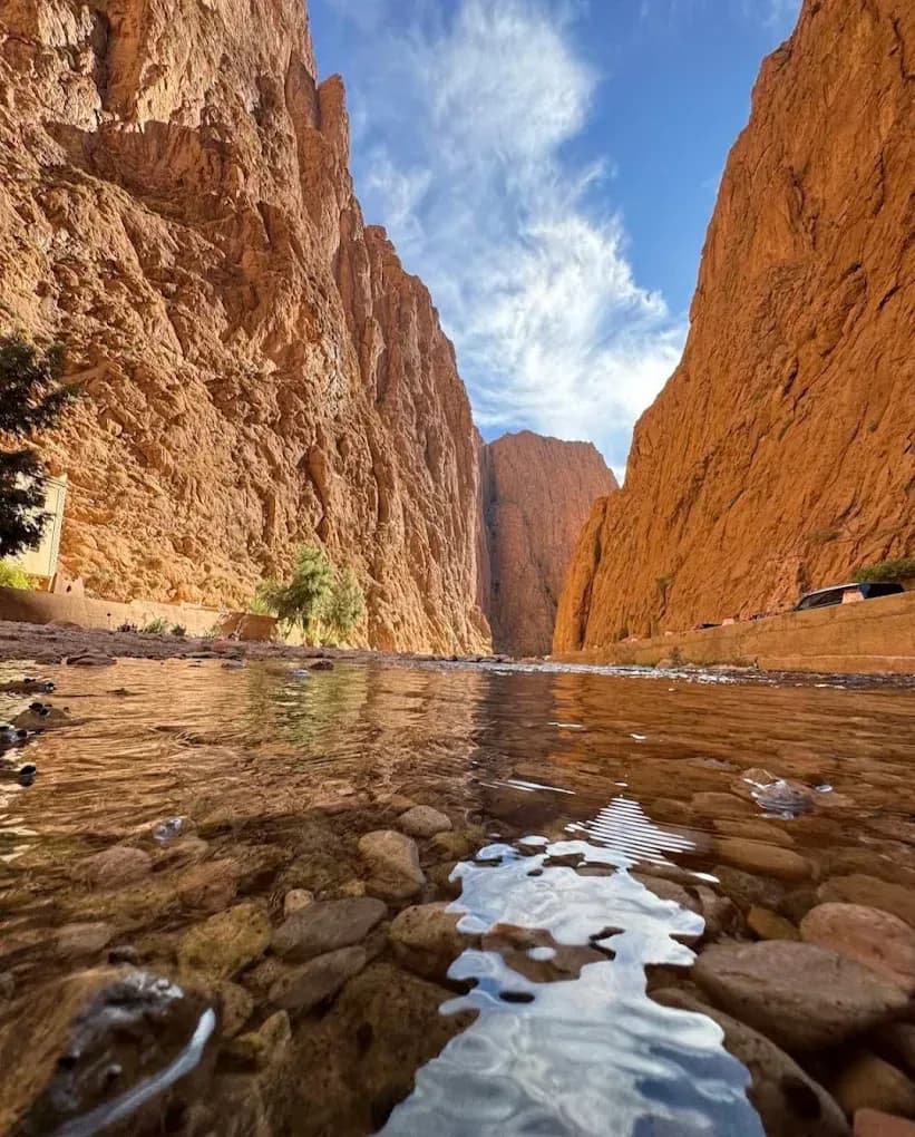 Agua y paredes de las gargantas del Todra