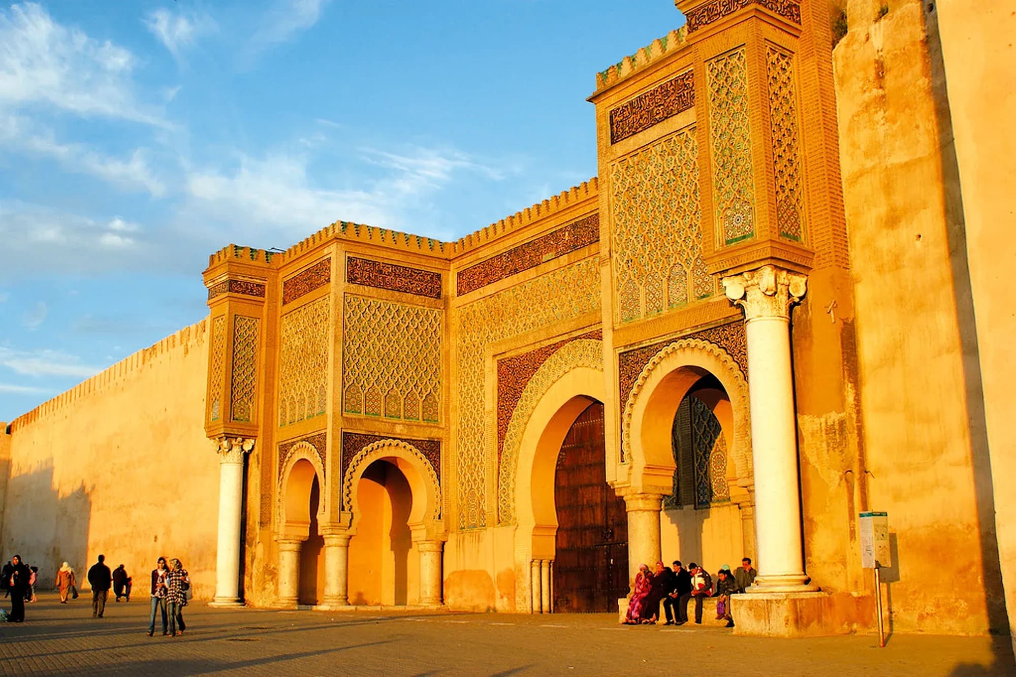 Puerta Bab Mansour de Meknes iluminada por la luz dorada del atardecer