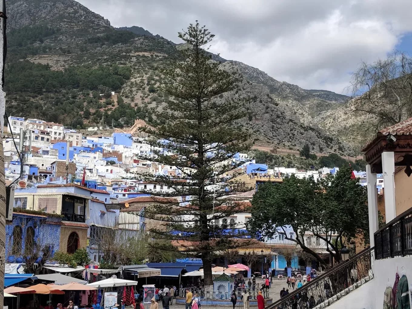 Plaza de Chefchaouen con terrazas