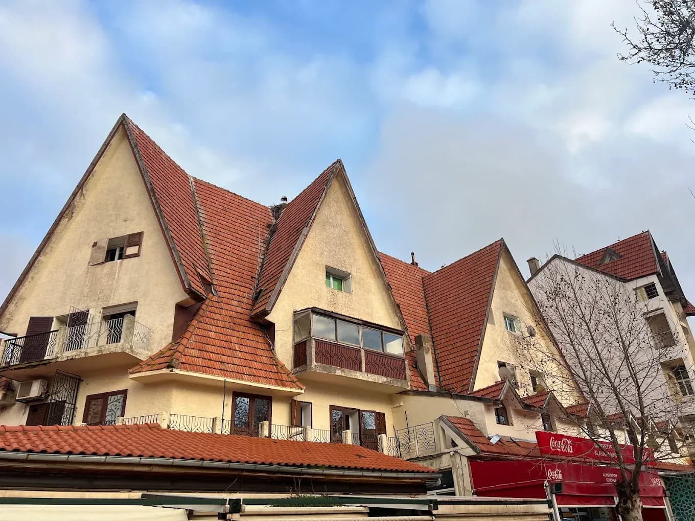 Casas de tejado rojo en Ifrane