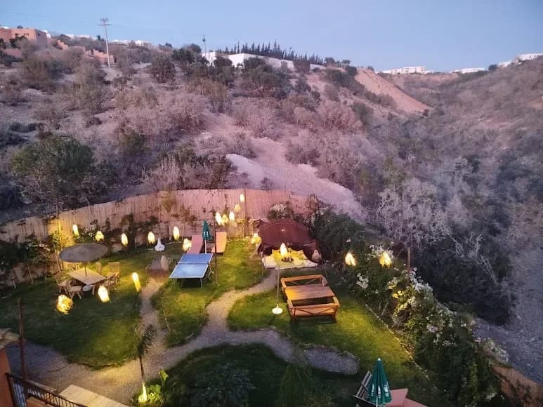 Jardín iluminado de un alojamiento en el Atlas