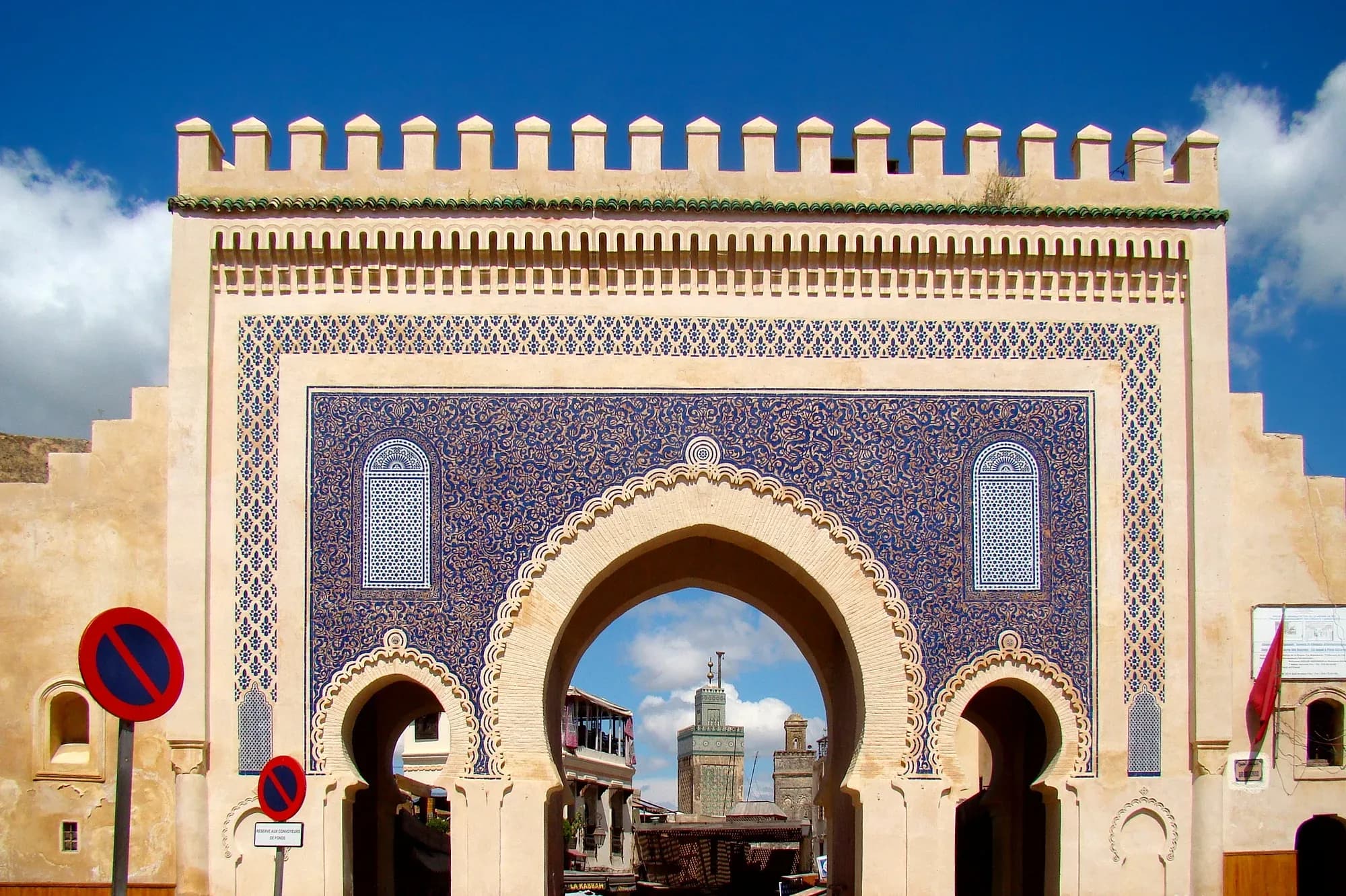 Puerta Bab Bou Jeloud de Fez, con su azulejo azul y los minaretes de la medina tras el arco