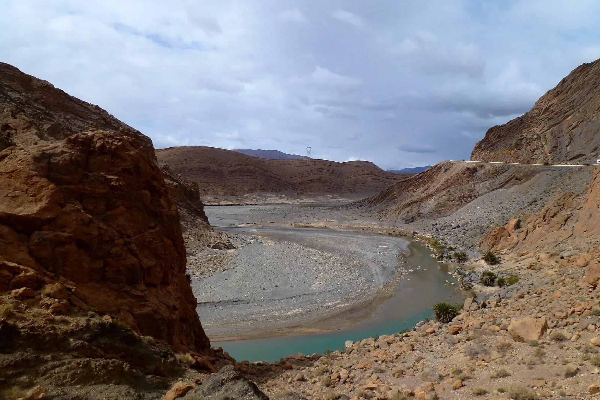 Río Ziz serpenteando entre montañas áridas en el valle del Ziz