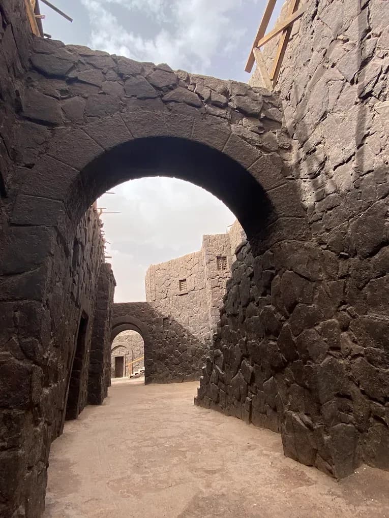 Arco de adobe en una kasbah