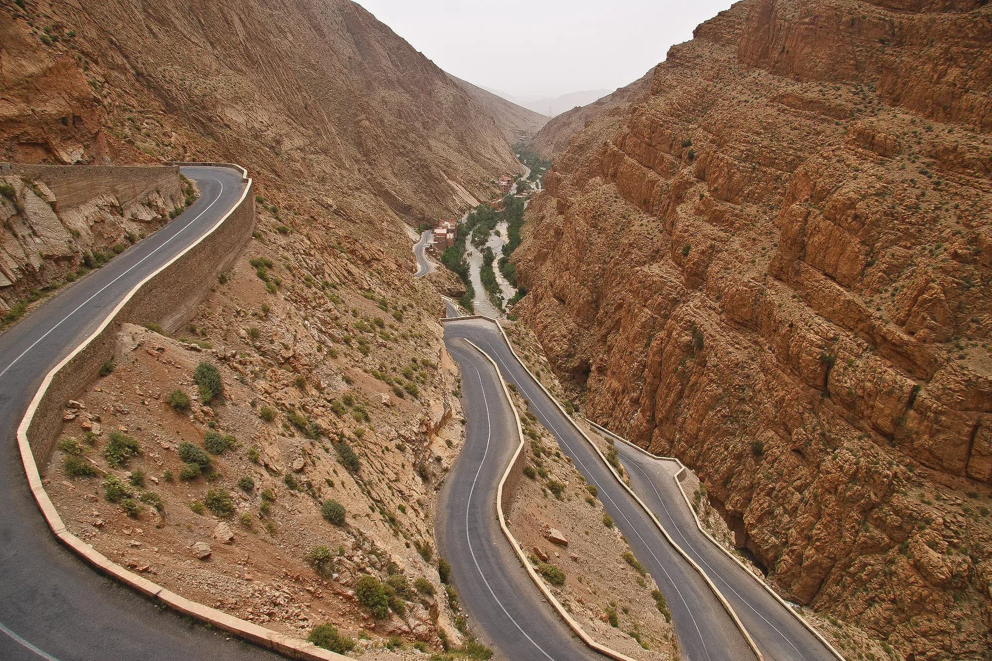 Curvas de la carretera de Tisdrine bajando por las gargantas del Dades entre paredes de roca