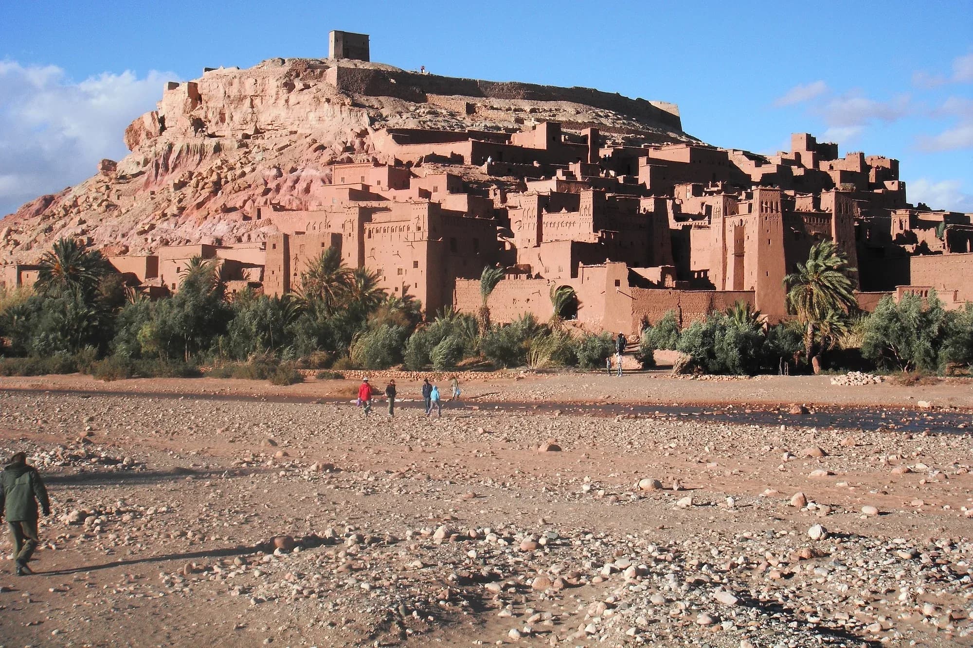 El ksar de Aït Ben Haddou visto desde el cauce seco del río, con el granero en lo alto de la colina