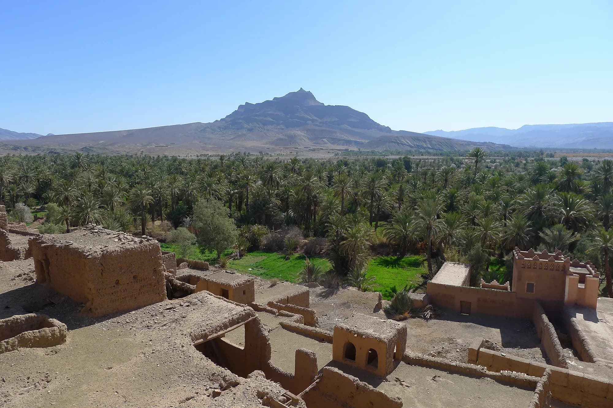 Kasbahs de adobe y palmeral de Agdz bajo el Jbel Kissane, valle del Draa