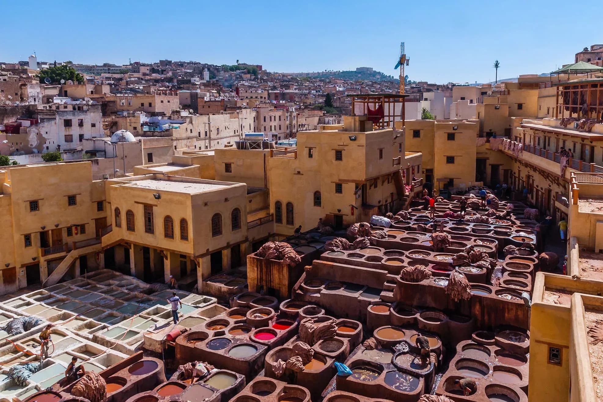 Tinas de la curtiduría Chouara y tejados de la medina de Fez bajo el cielo azul