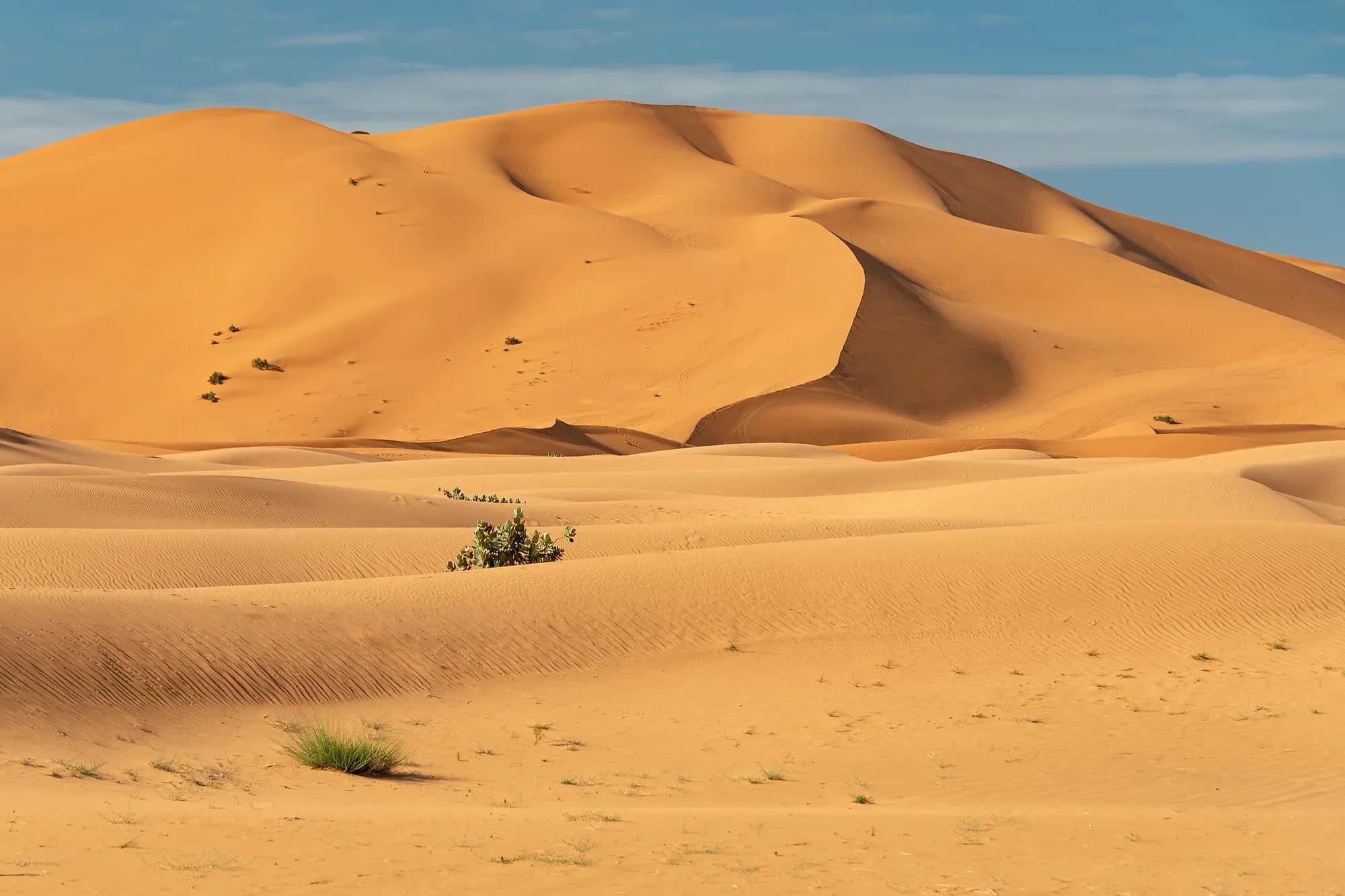 Grandes dunas de Erg Chebbi bajo el cielo azul, Merzouga