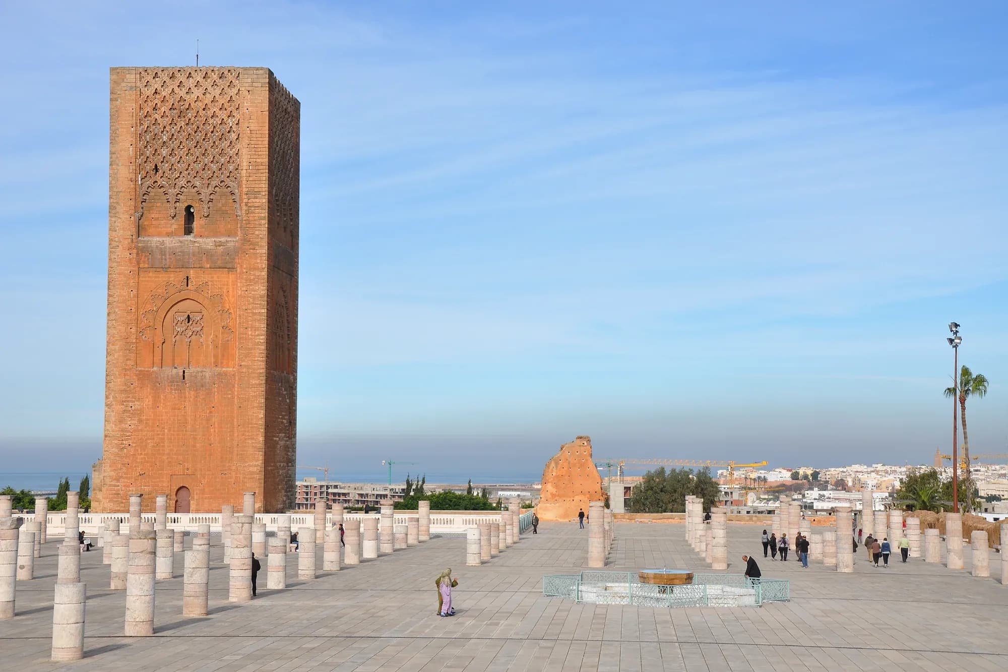 Torre Hassan de Rabat sobre la explanada de columnas, con el estuario del Bu Regreg al fondo