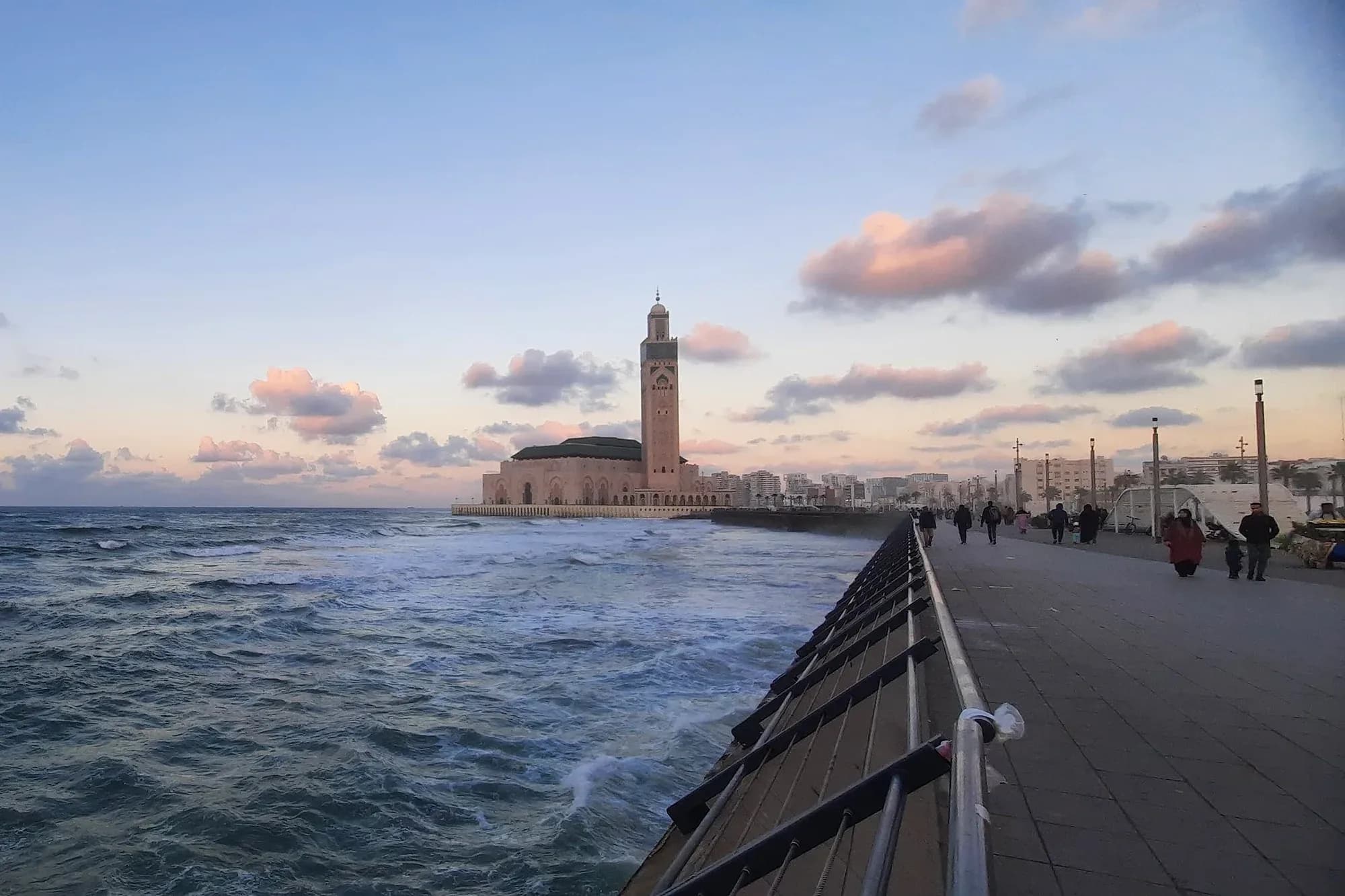 Mezquita Hassan II al fondo del paseo marítimo de Casablanca junto al Atlántico