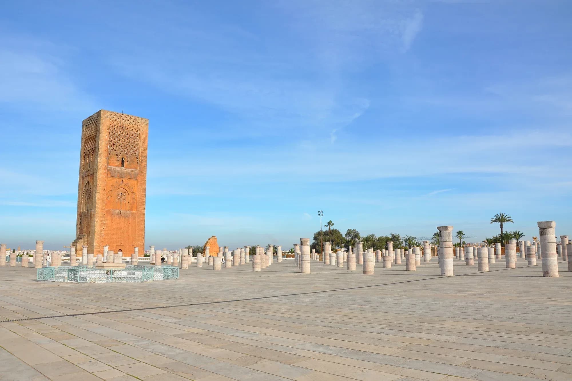 Torre Hassan y explanada de columnas junto al mausoleo de Mohammed V en Rabat