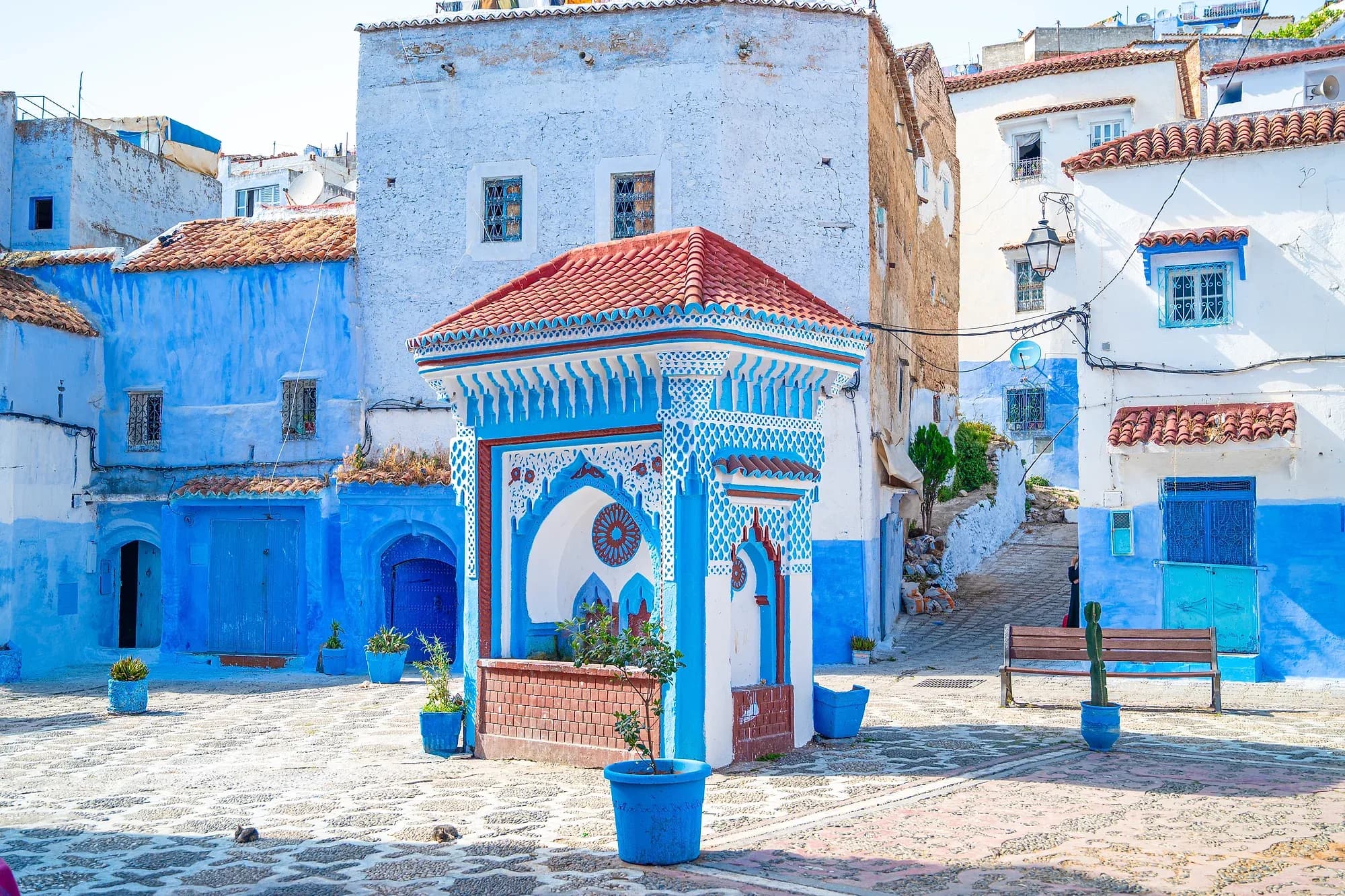 Fuente de la plaza El Haouta entre casas azules y blancas de la medina de Chefchaouen