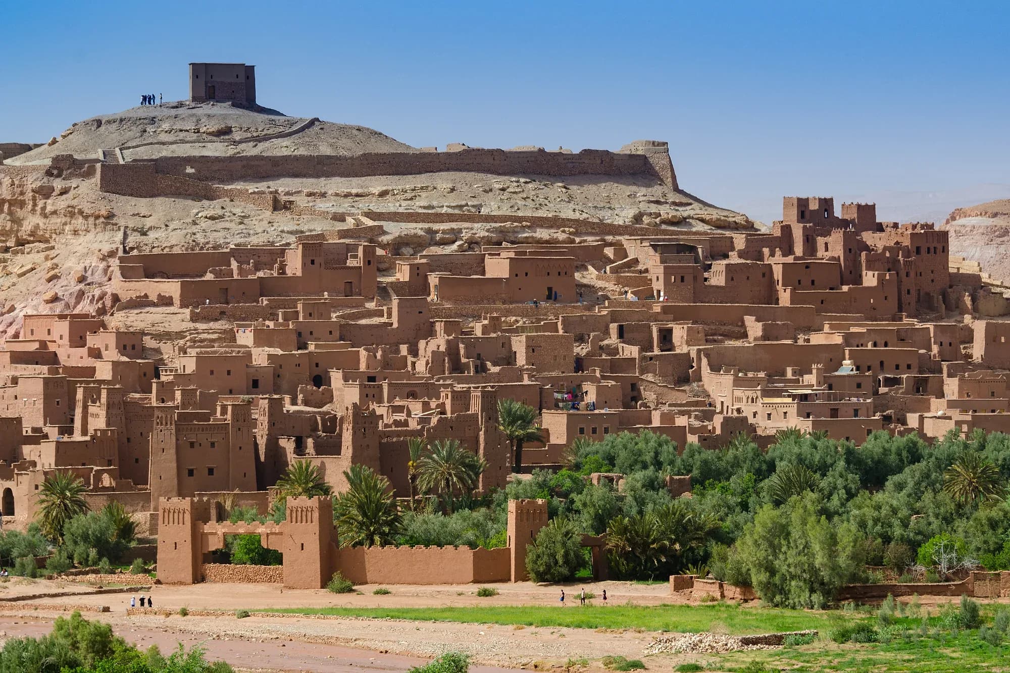 Casas de adobe del ksar de Aït Ben Haddou escalonadas bajo la colina coronada por el granero