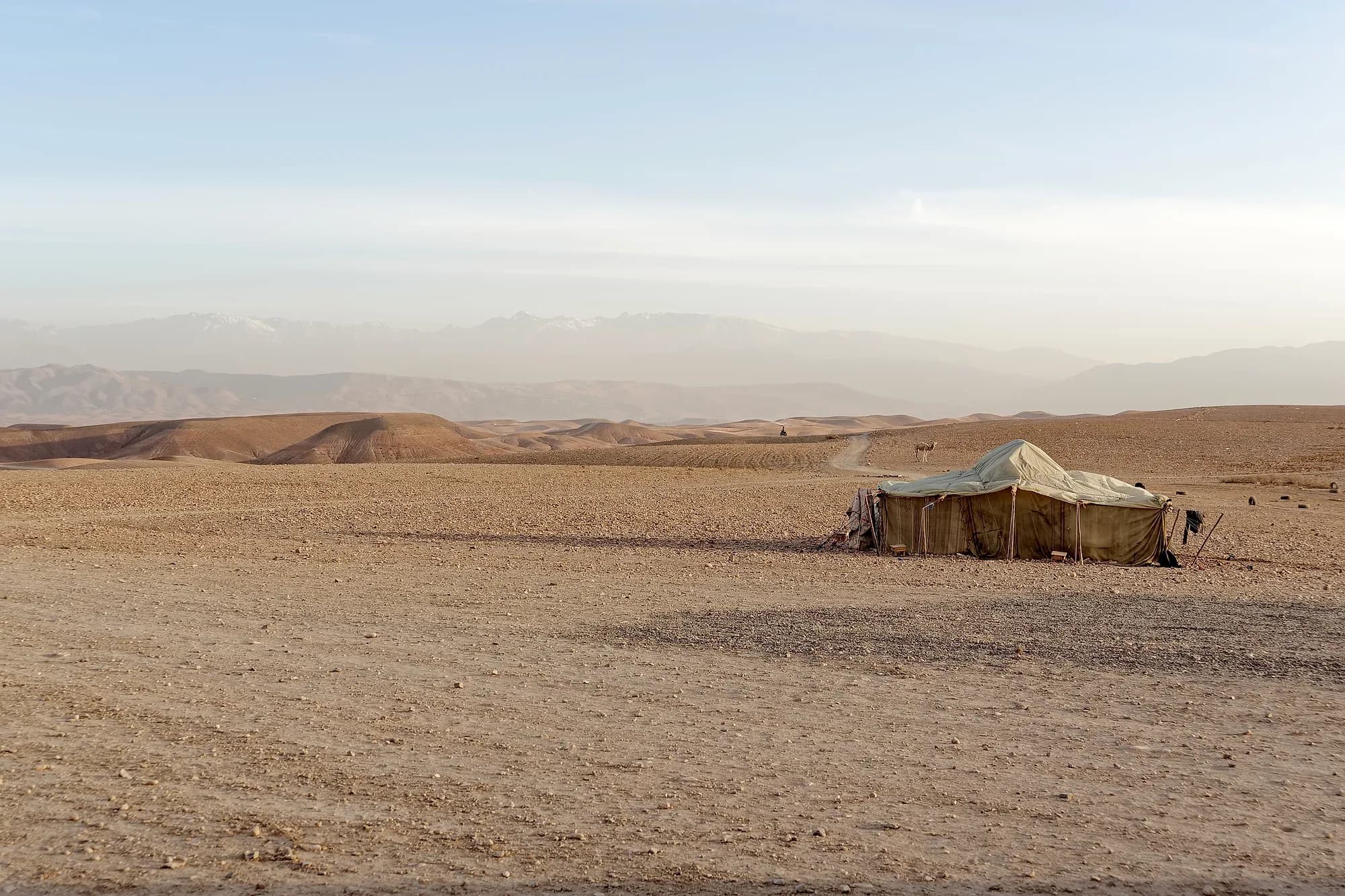 Jaima en el desierto pedregoso de Agafay con el Alto Atlas al fondo, cerca de Marrakech