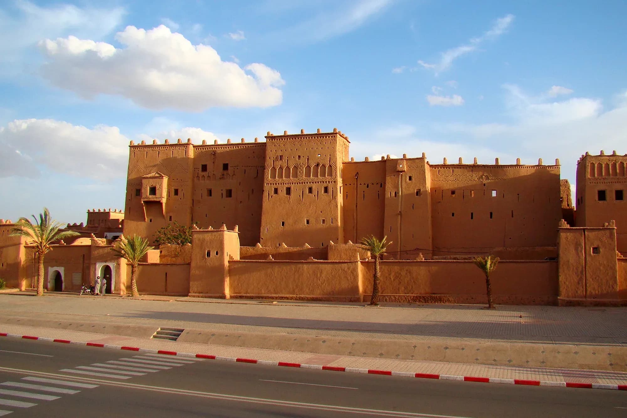 Fachada de adobe con torres de la kasbah de Taourirt en Ouarzazate