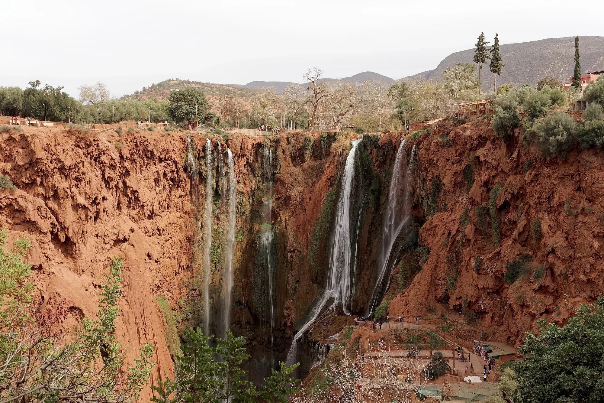Vista general de las cascadas de Ouzoud cayendo por el cañón de roca rojiza, Atlas Medio