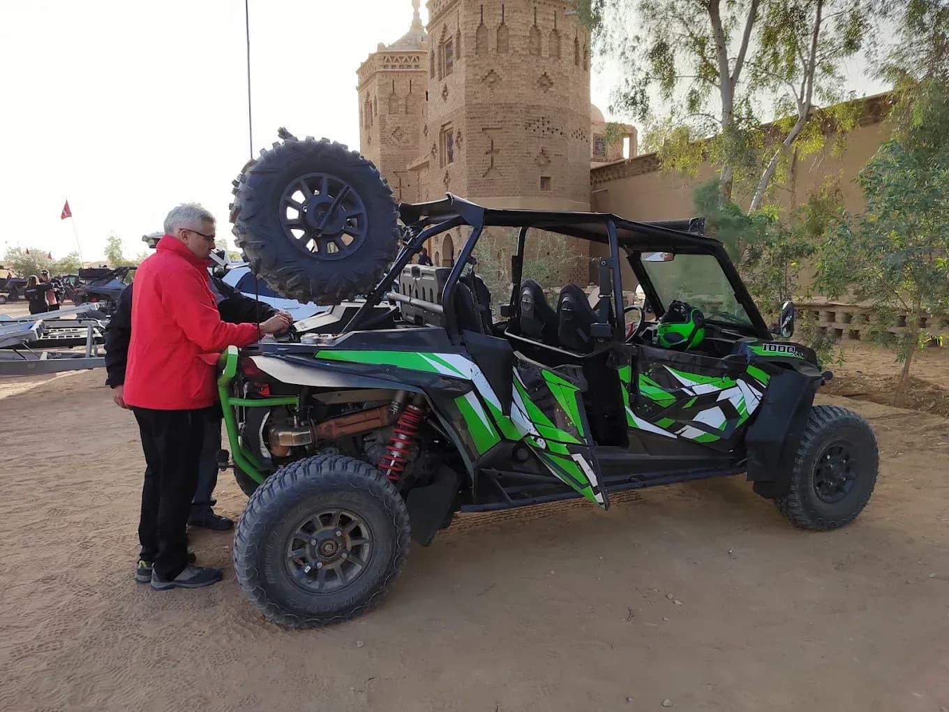 Buggy junto a una kasbah
