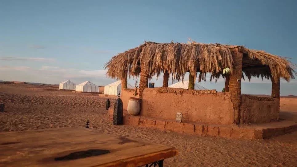 Cabaña del campamento en el desierto