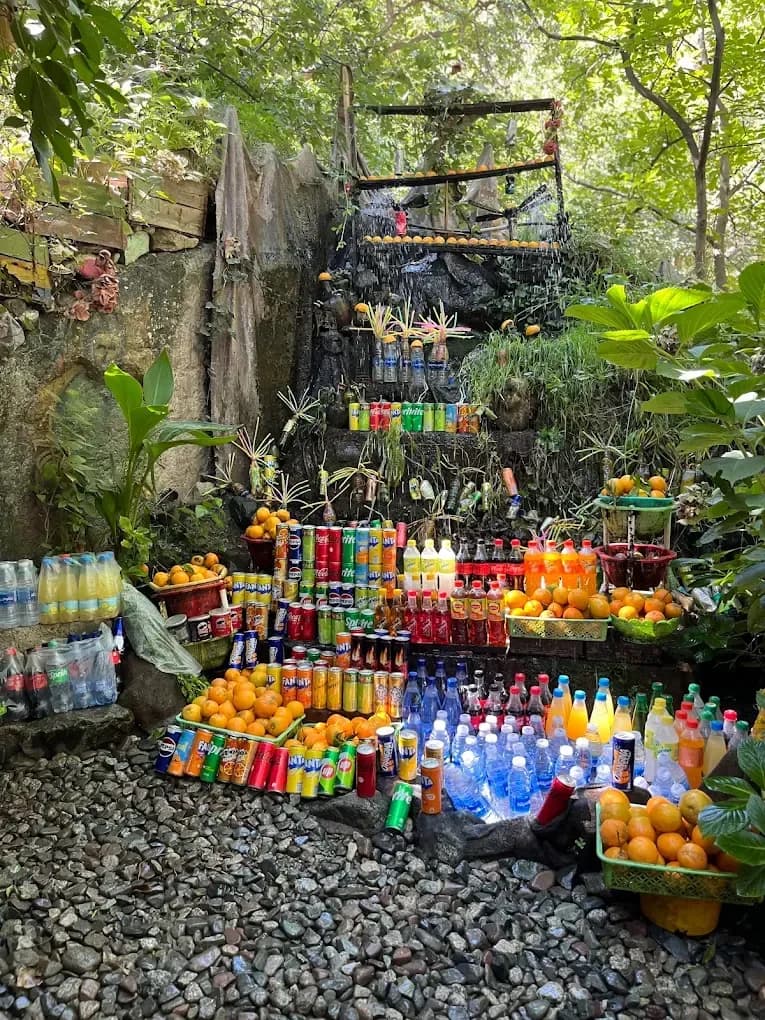 Puesto de zumos junto a una cascada en el Atlas