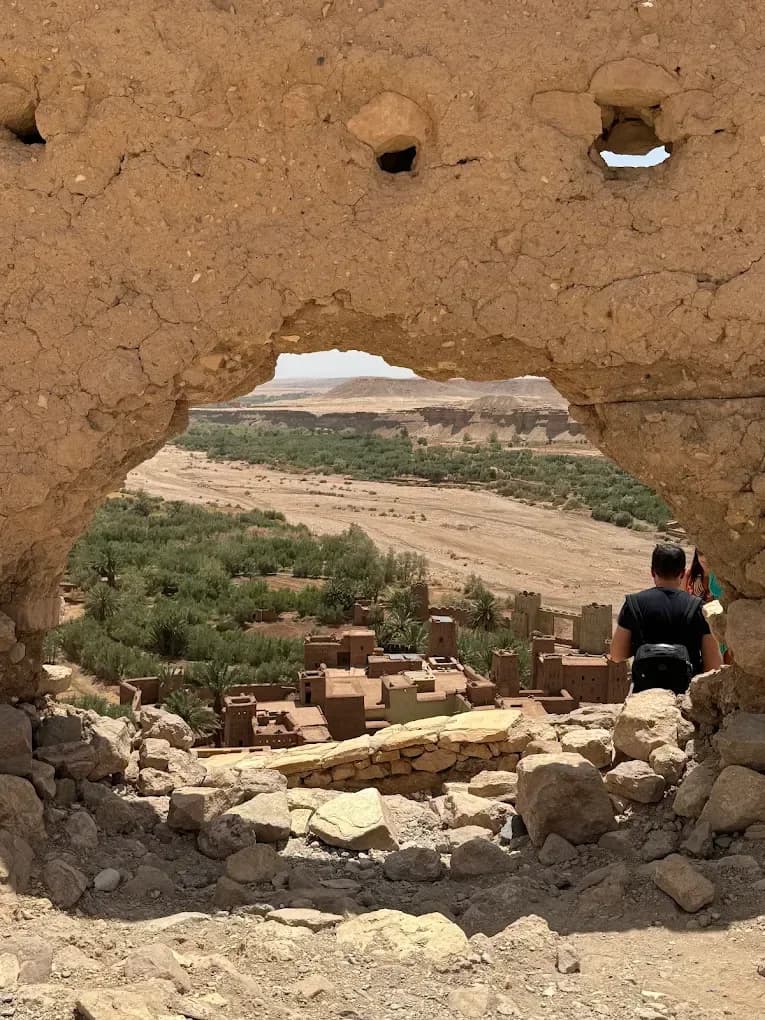 Pueblo bereber visto a través de un arco de adobe