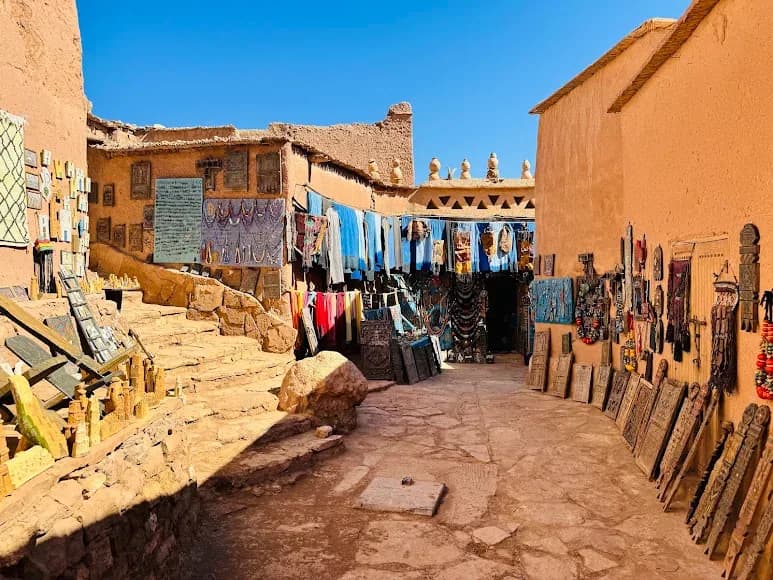 Calle con tiendas en Aït Ben Haddou