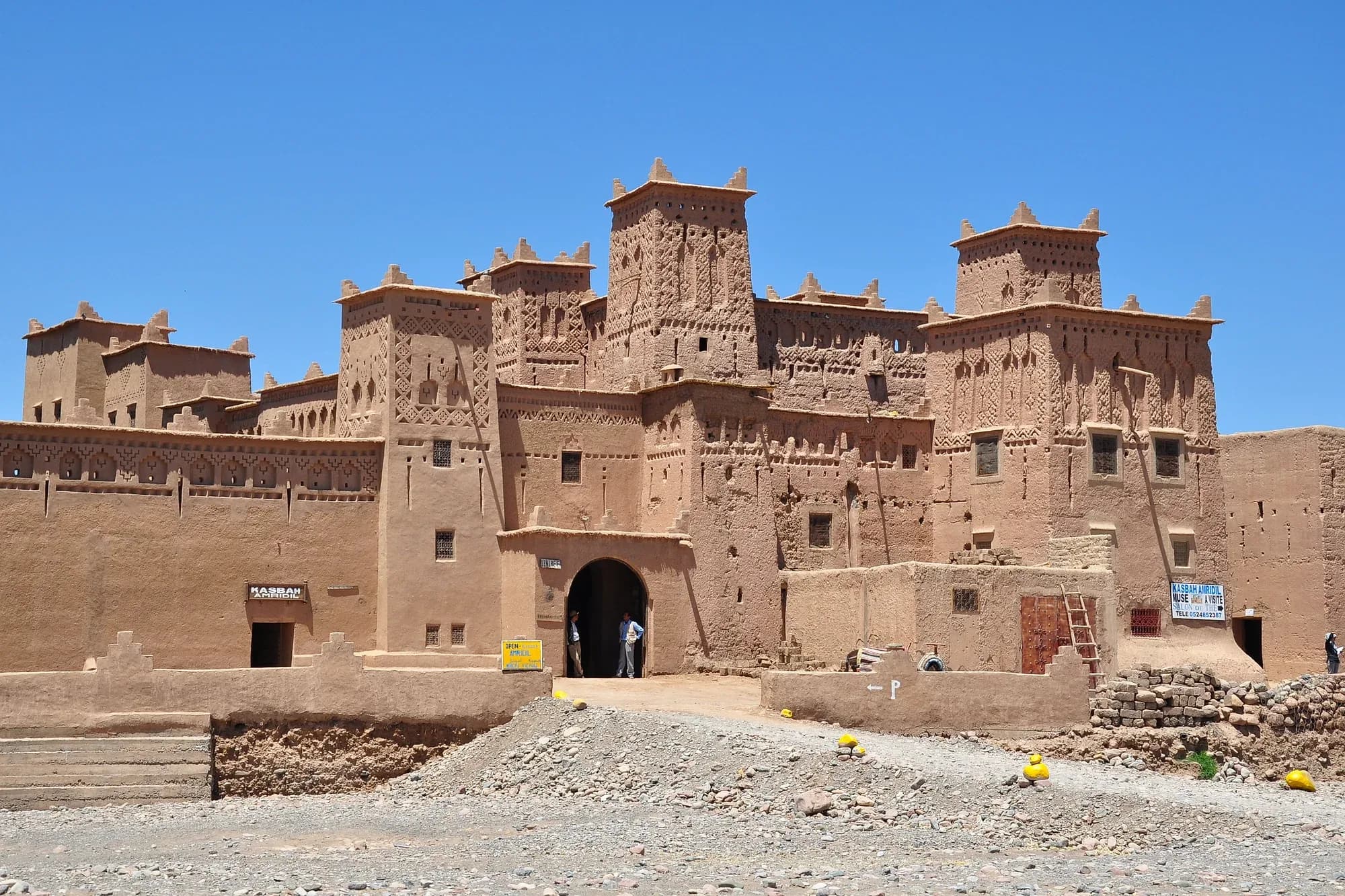 Fachada con torres decoradas de la kasbah de Amridil en Skoura
