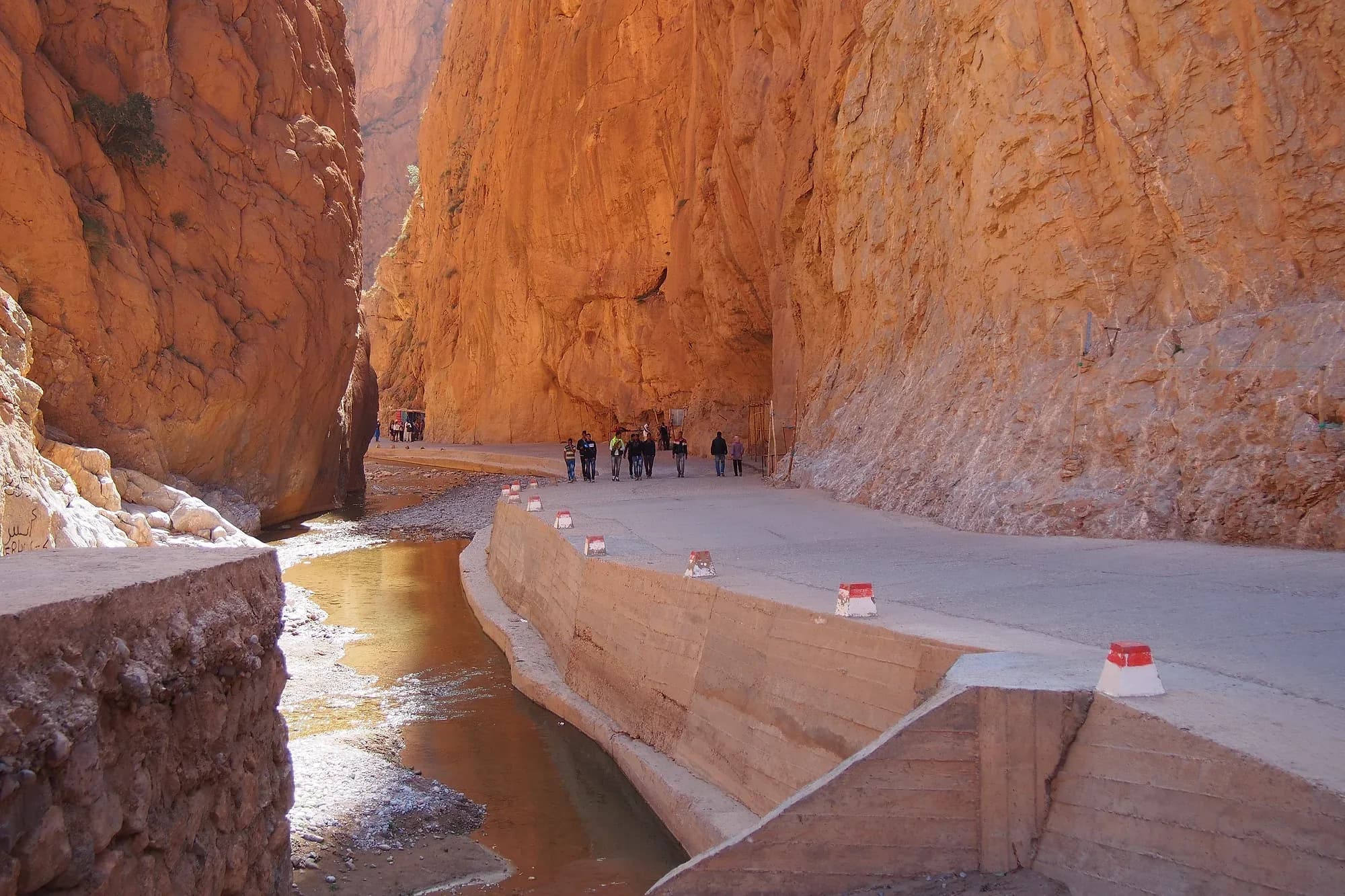 Paredes verticales de roca en el tramo más estrecho de las gargantas del Todra, con visitantes al fondo