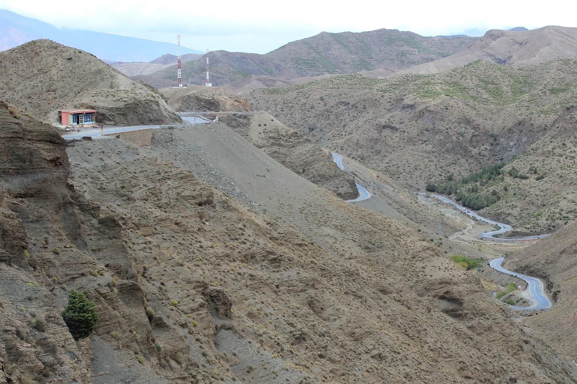 Serpentinas de la carretera en la vertiente norte del puerto del Tizi n'Tichka, Alto Atlas