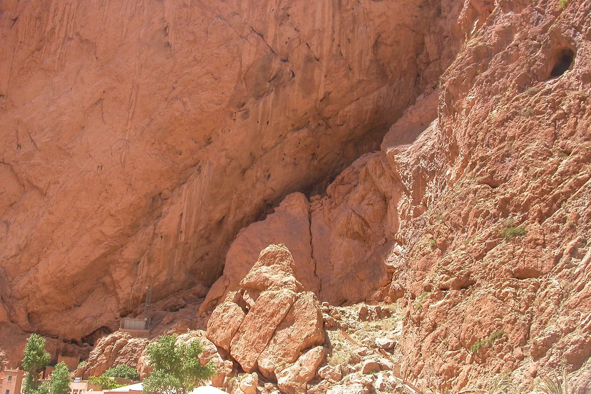 Gran pared de roca rojiza sobre el fondo de las gargantas del Todra