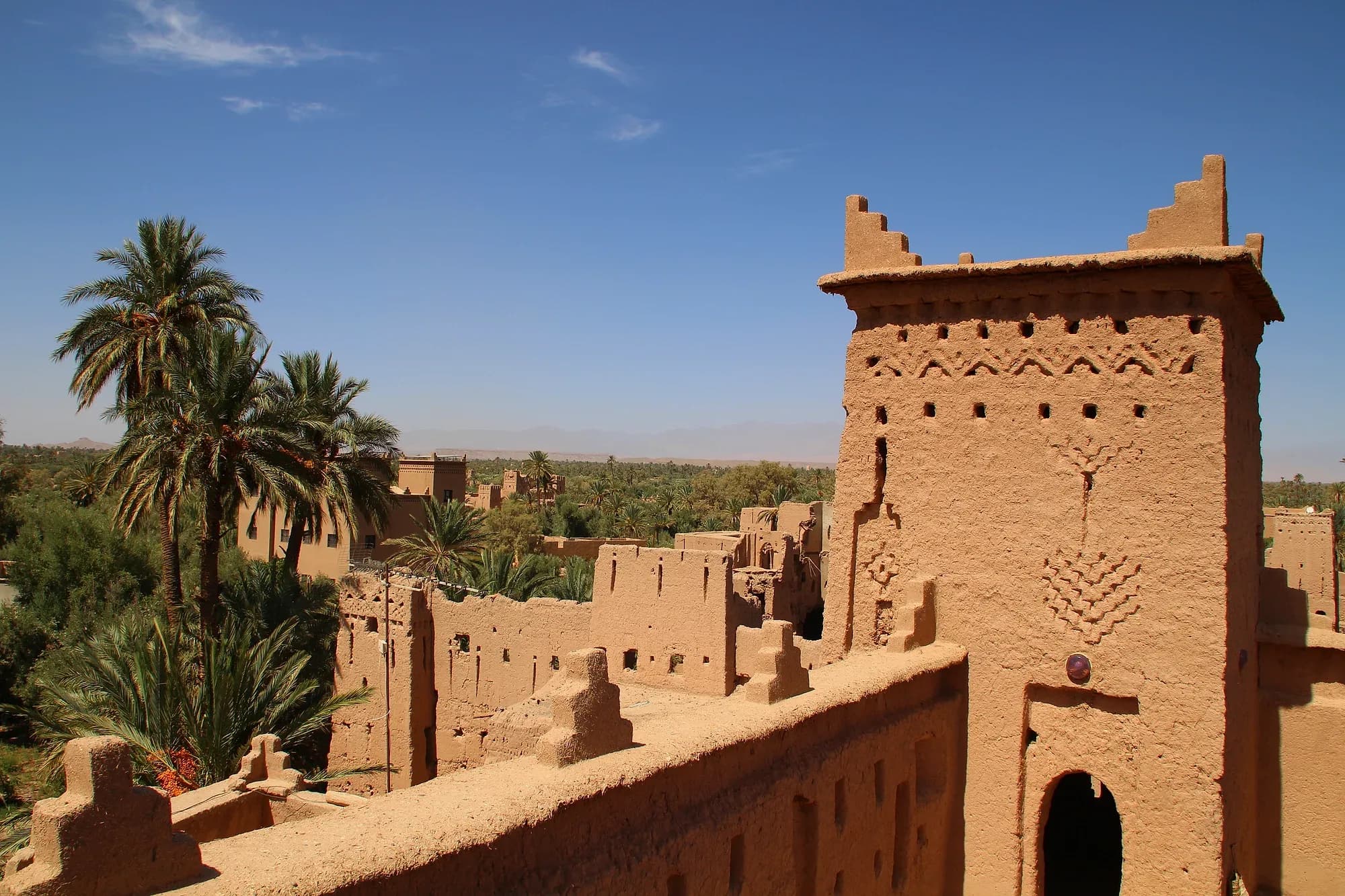 Kasbah de adobe con torre decorada en el palmeral de Skoura