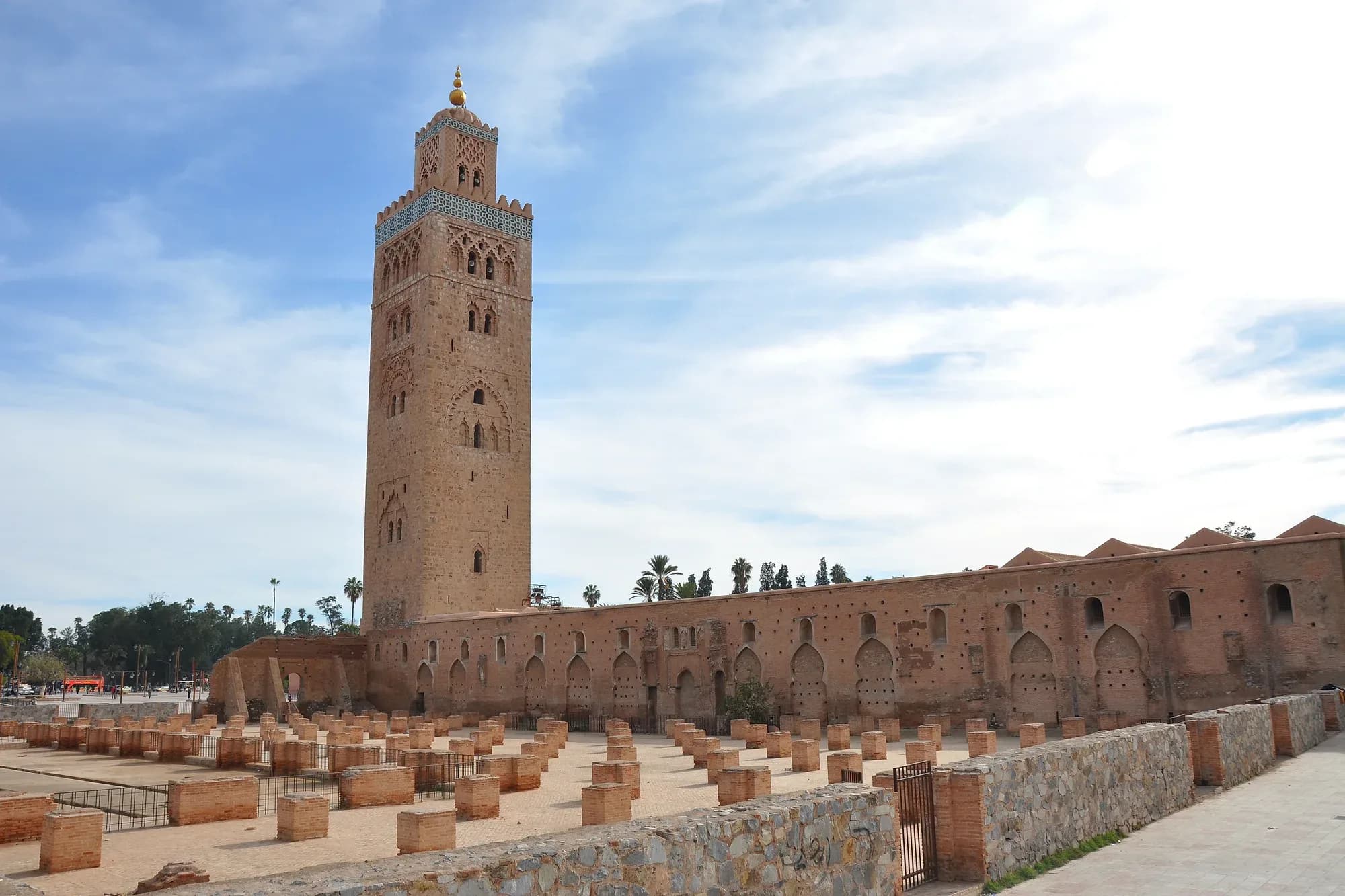Mezquita Koutoubia y su minarete junto a las ruinas de la primera mezquita, Marrakech