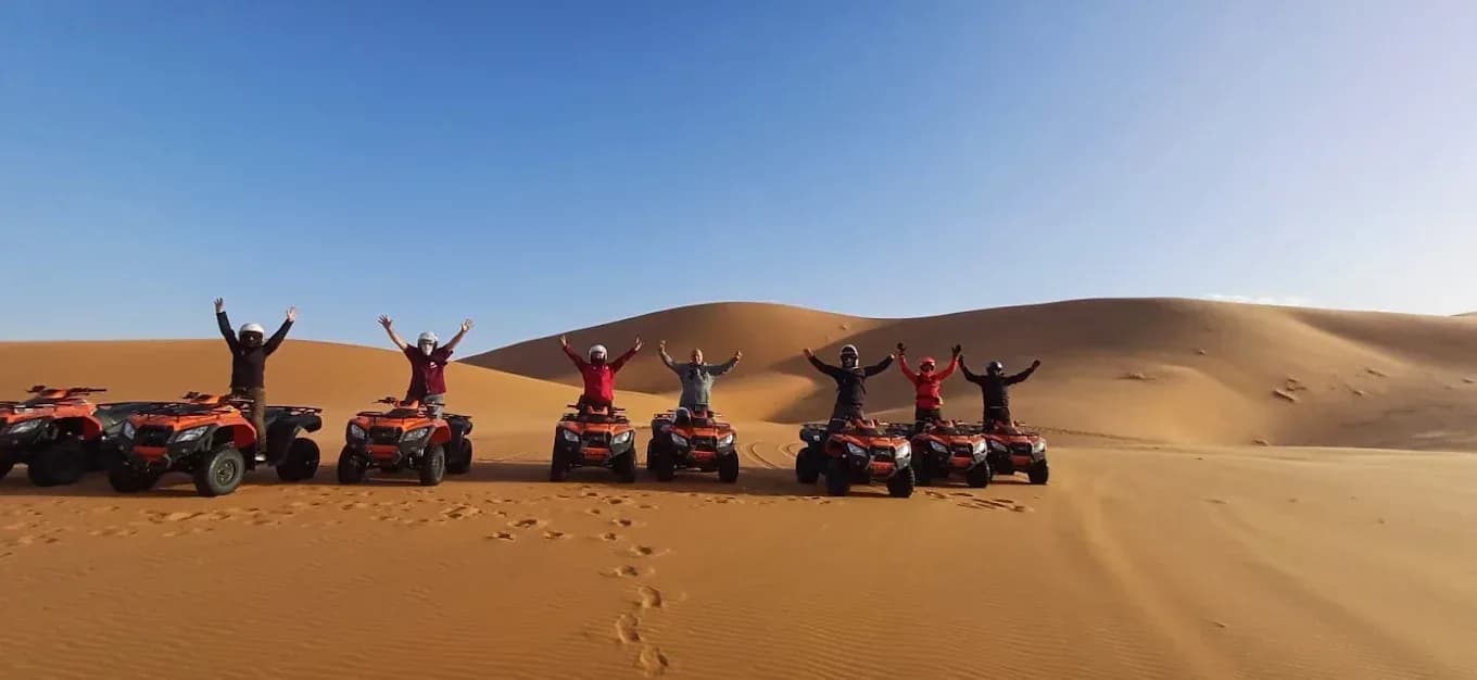 Grupo en quad en las dunas