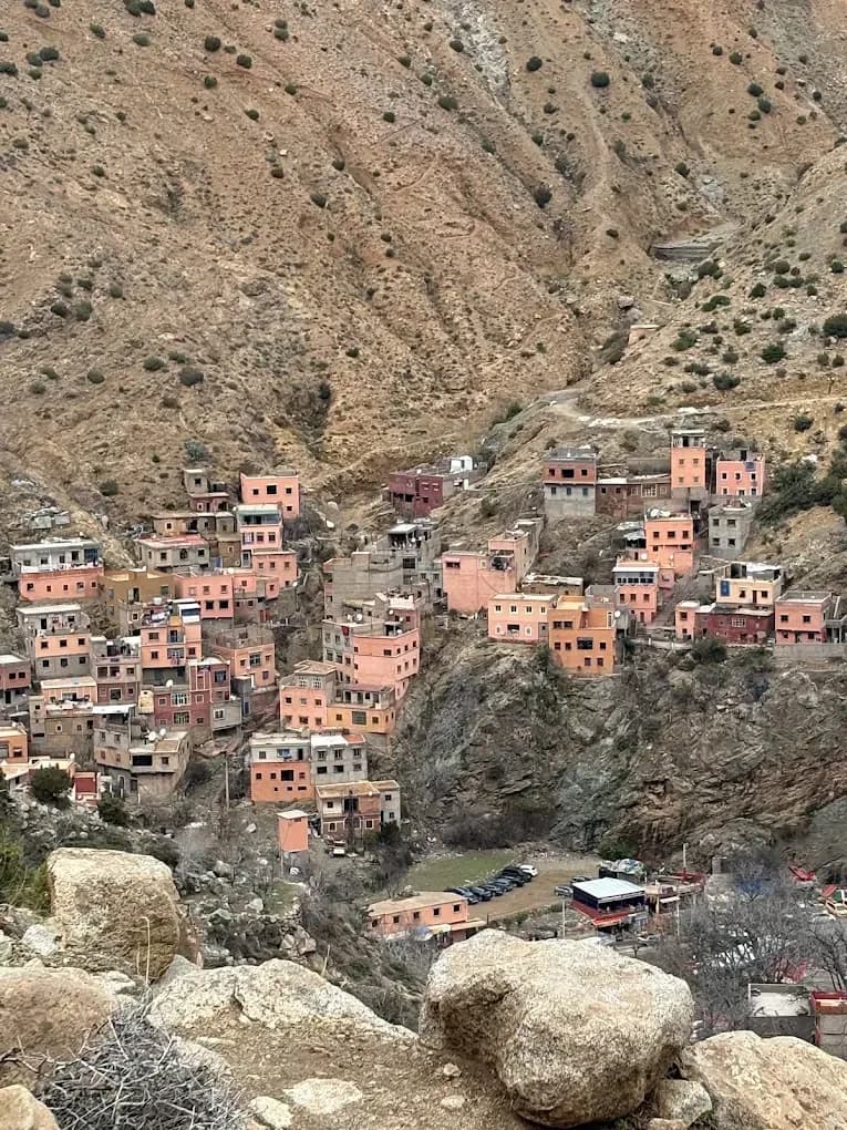 Pueblo bereber en la ladera del Atlas