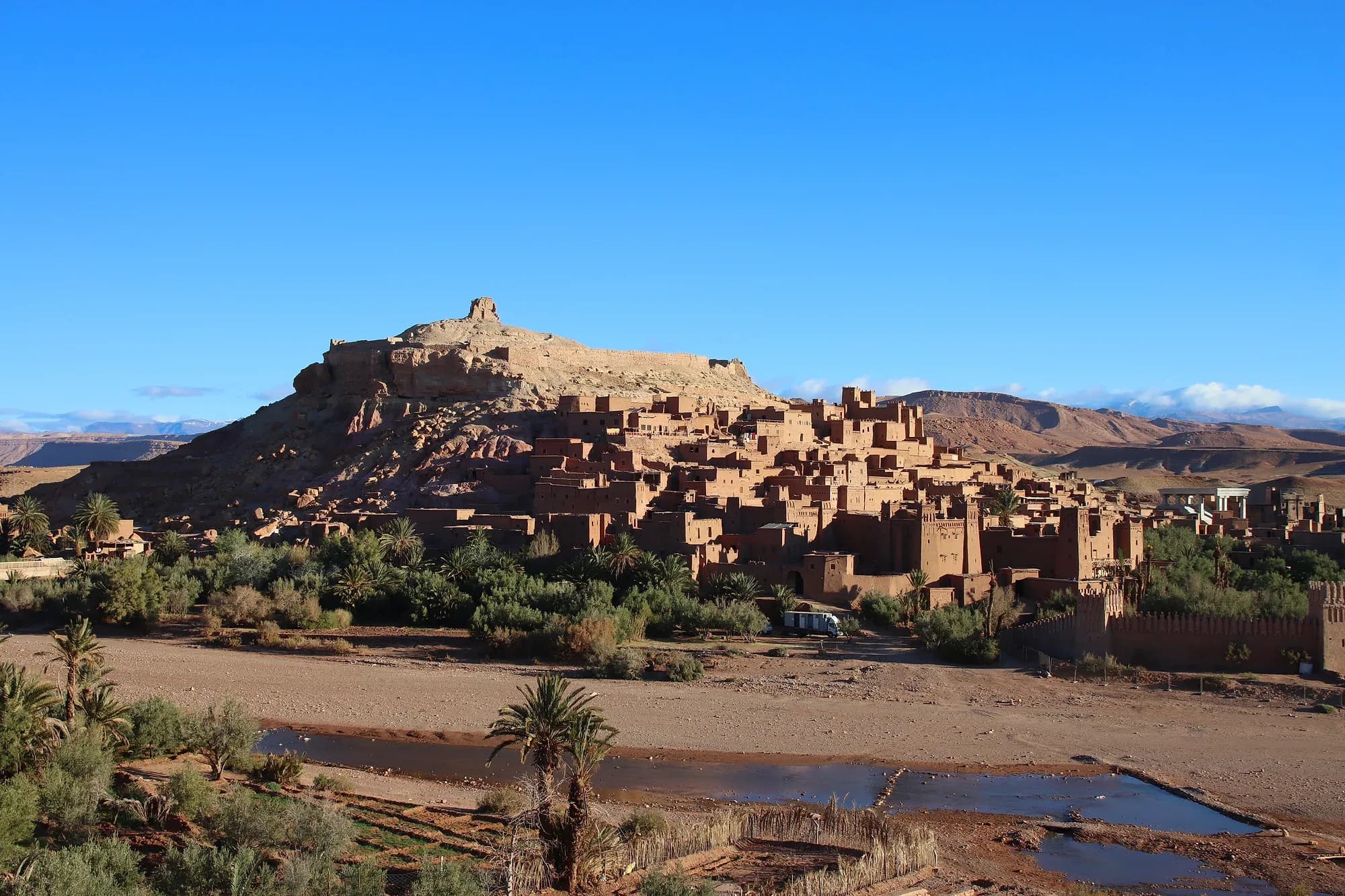 El ksar de Aït Ben Haddou sobre su colina, con el río Ounila y el palmeral en primer plano