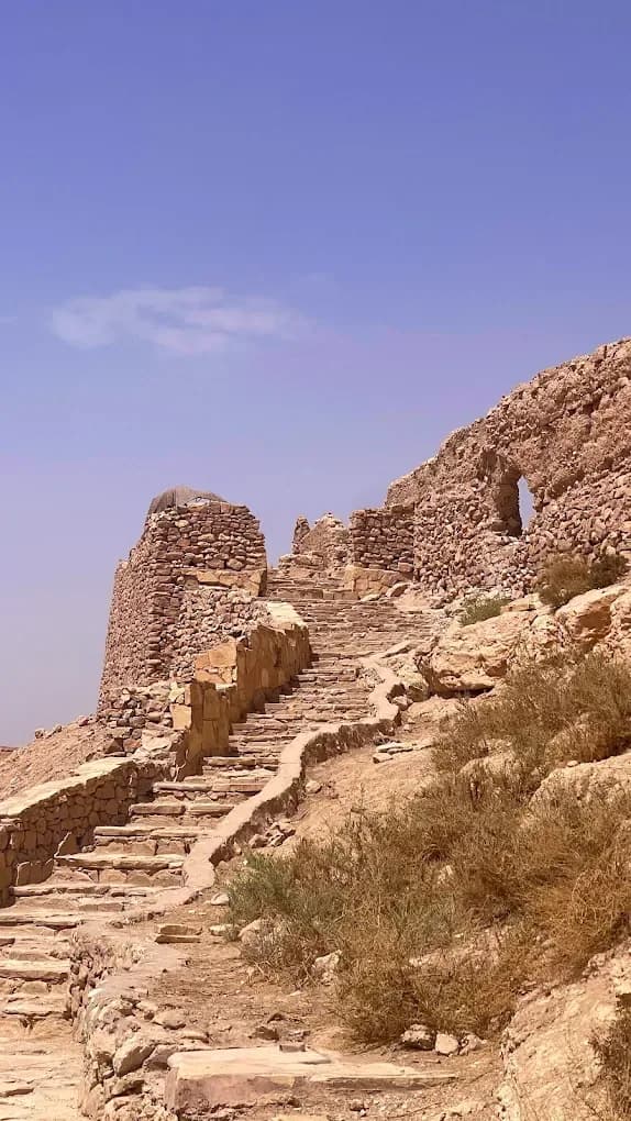 Ruinas de una kasbah en la ladera