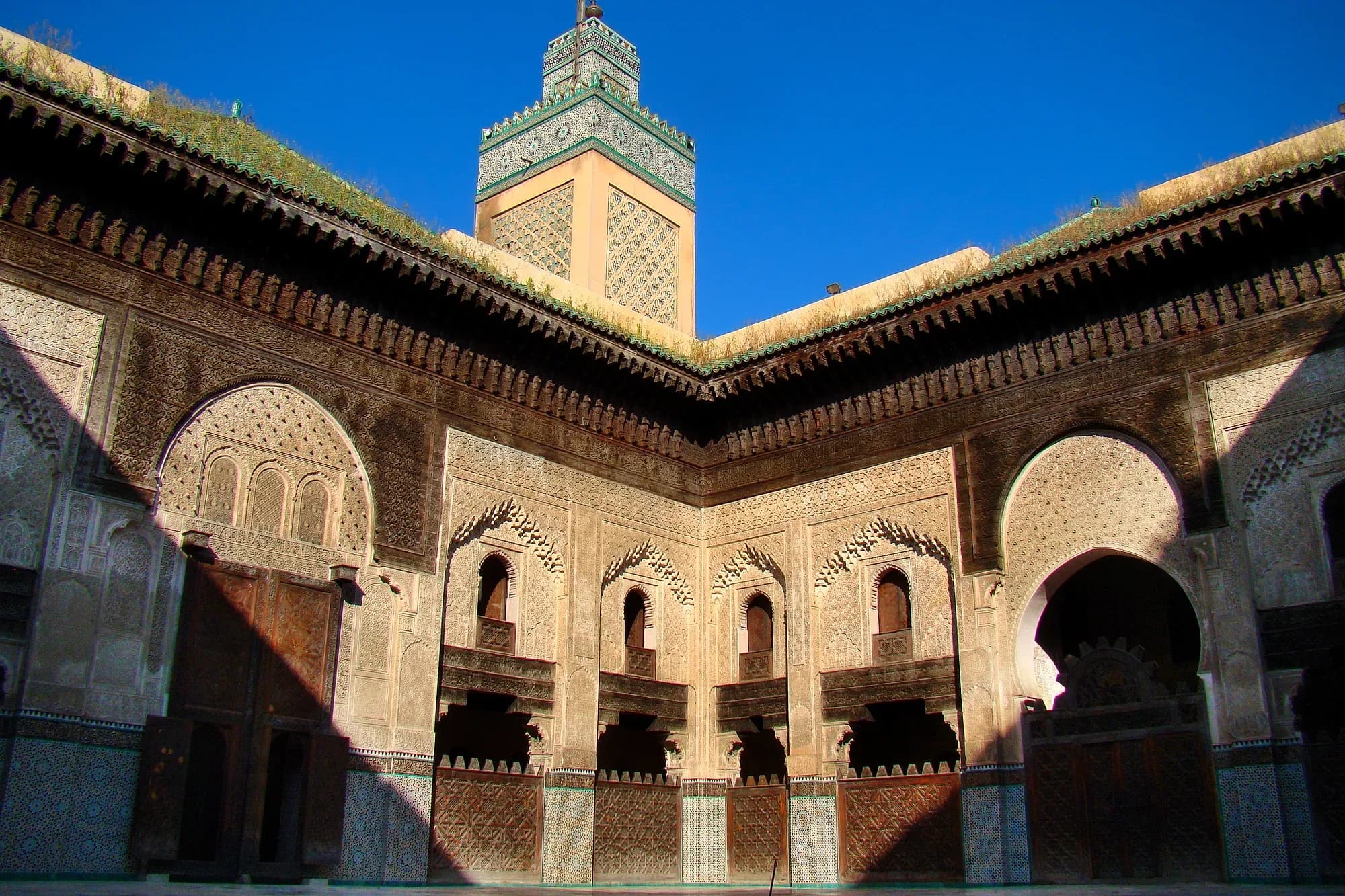 Patio y minarete de la madrasa Bou Inania de Fez, con madera tallada y yesería