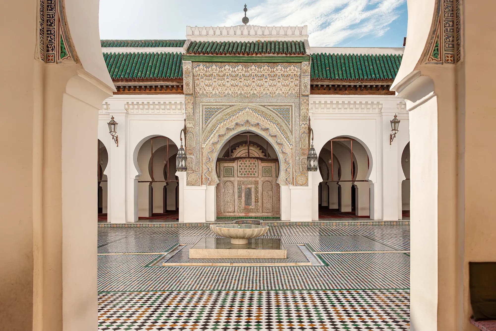 Patio de la mezquita Al Quaraouiyine de Fez visto a través del arco de una de sus puertas