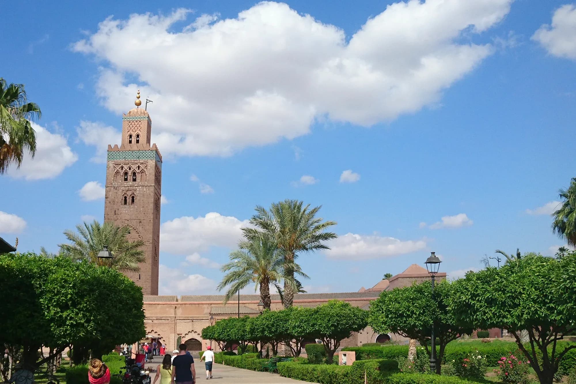 Minarete de la Koutoubia visto desde sus jardines con palmeras, Marrakech