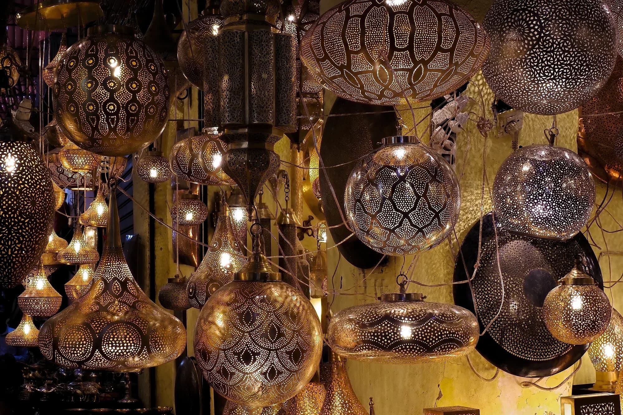 Faroles de metal calado colgados en el zoco de los herreros (Haddadine) de la medina de Marrakech